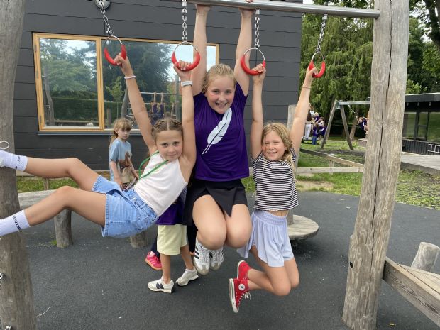 Børn leger på legepladsen i Hellerup